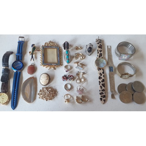 37 - A quantity of costume jewellery and fashion watches, mainly 1950's -'70's necklaces to include a but... 