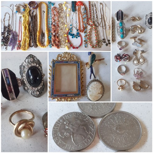 37 - A quantity of costume jewellery and fashion watches, mainly 1950's -'70's necklaces to include a but... 