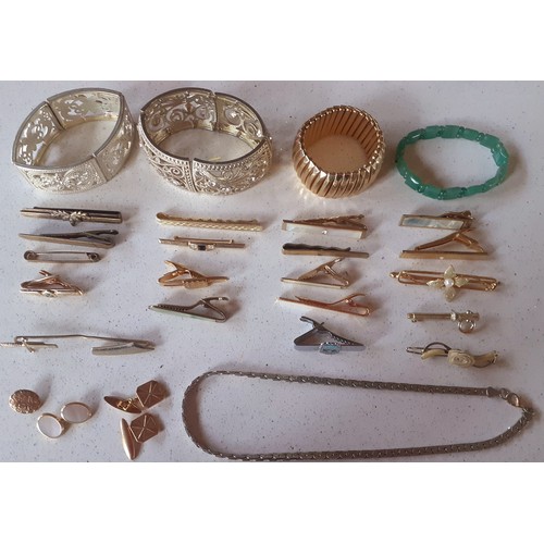 39 - A quantity of vintage and modern costume jewellery comprising 2 silver adjustable bangles, early 20t... 