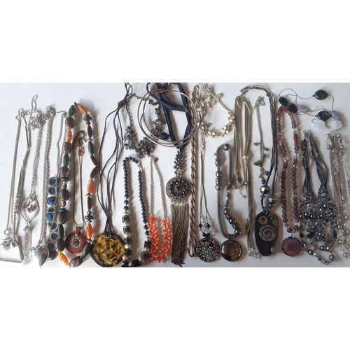 39 - A quantity of vintage and modern costume jewellery comprising 2 silver adjustable bangles, early 20t... 