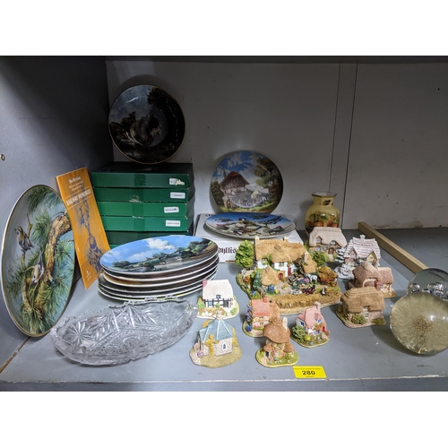 531 - A mixed lot of ornaments to include collectors plates, some depicting trains and Constable countrysi... 