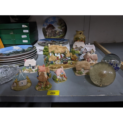 531 - A mixed lot of ornaments to include collectors plates, some depicting trains and Constable countrysi... 