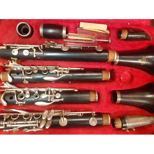 194 - A Boosey & Hawkes Symphony 1010 clarinet in fitted case, serial no:497121 stamped on joints. Locatio... 