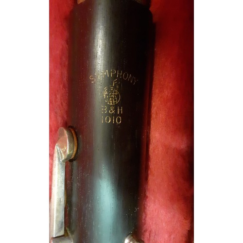 194 - A Boosey & Hawkes Symphony 1010 clarinet in fitted case, serial no:497121 stamped on joints. Locatio... 