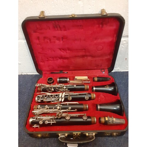 194 - A Boosey & Hawkes Symphony 1010 clarinet in fitted case, serial no:497121 stamped on joints. Locatio... 