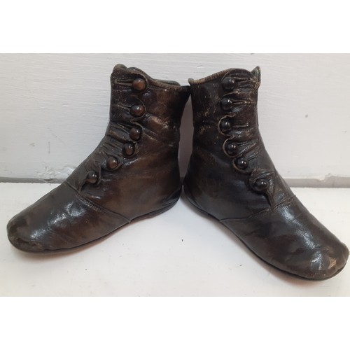 61 - A pair of late 19th/early 20th Century child's leather ankle boots with side button fastening, appro... 