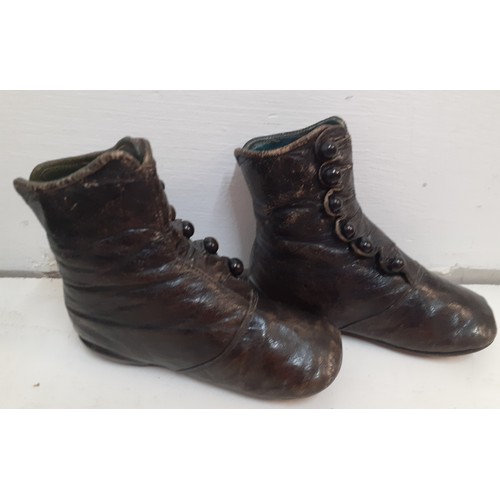 61 - A pair of late 19th/early 20th Century child's leather ankle boots with side button fastening, appro... 