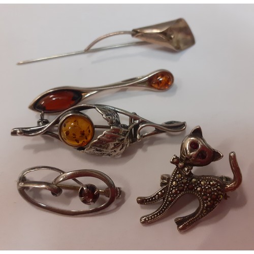 60 - A small quantity of costume jewellery to include a silver bangle stamped 800, a silver and amber pen... 