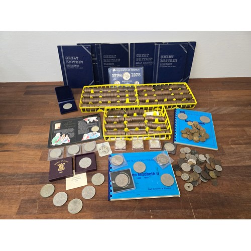 132 - A large collection of British pre-decimal coinage, to include pennies and halfpennies 1901- decimali... 