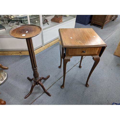 568 - A 1930's mahogany side table with fall flaps, mahogany torcher
Location:A4B
If there is no condition... 