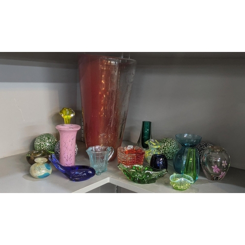 556 - A group  of art and coloured glassware to include a variety of small vases, along with one larger ex... 