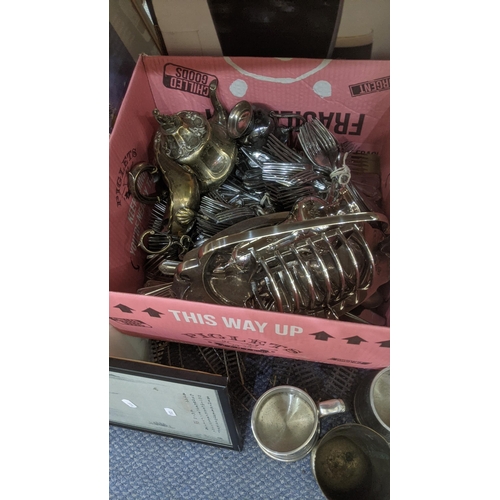 559 - A mixed lot to include a variety of silver plated items to include cutlery and flatware, tankards, m... 