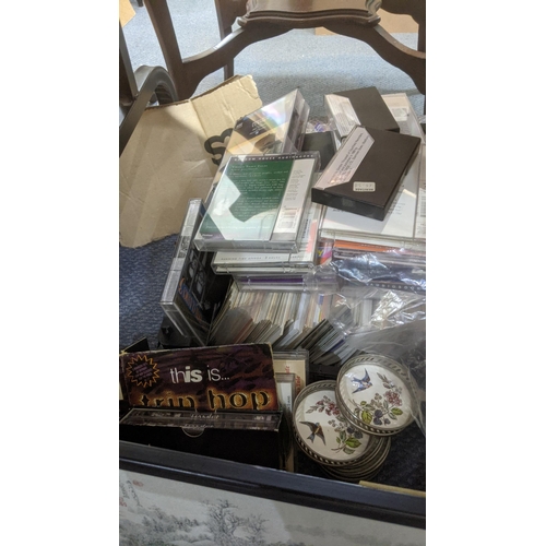 559 - A mixed lot to include a variety of silver plated items to include cutlery and flatware, tankards, m... 