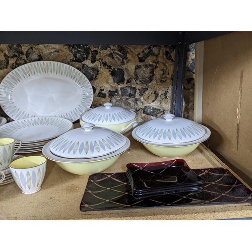 541 - A mid century Tuscan china Caravella pattern part dinner and tea service made for Chinacraft, approx... 