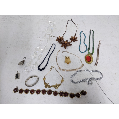 596 - A selection of vintage costume jewellery to include an opalescent and clear glass necklace, a gilt m... 