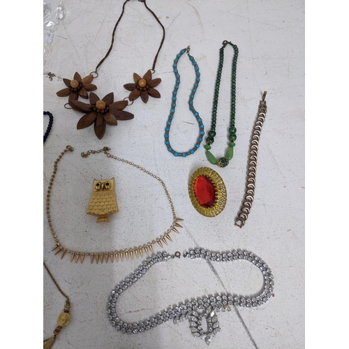 596 - A selection of vintage costume jewellery to include an opalescent and clear glass necklace, a gilt m... 