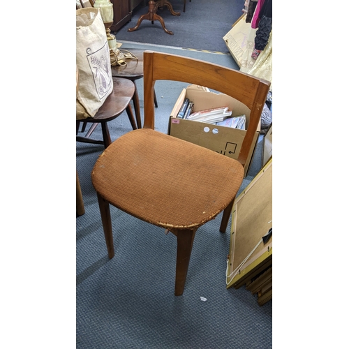 520 - A mid 20th century Nathan teak circular extending dining table, 76h x 122w, un-extended, together wi... 