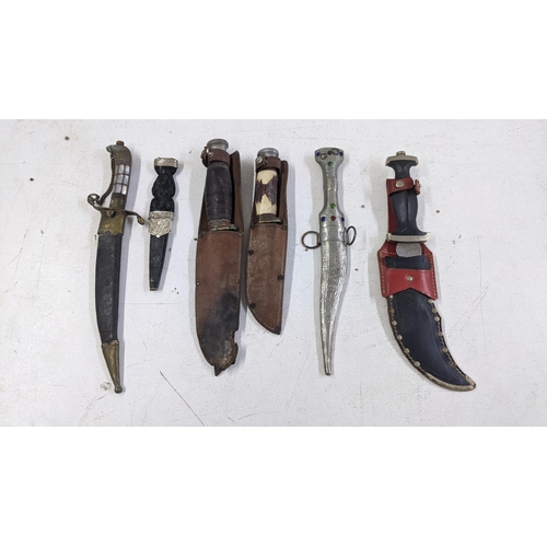 521 - A collection of knives and daggers to include a Scottish Skean Dhu dagger, two Bowie knives in leath... 