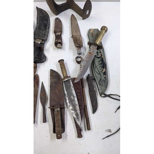 522 - A collection of knives and daggers to include, a Richards tent Sheffield camping knife and others
Lo... 