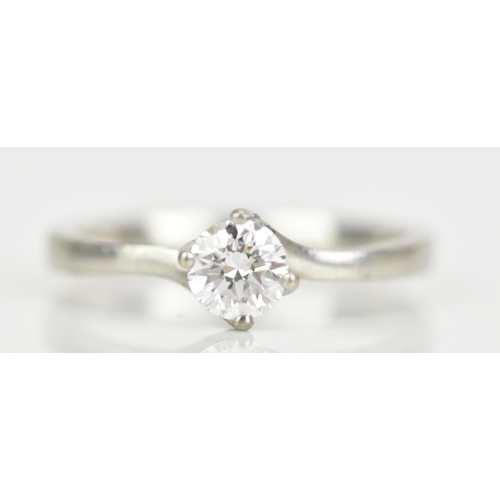 113 - A platinum diamond engagement ring, the brilliant cut diamond approx 0.4ct, clarity approx VS, colou... 