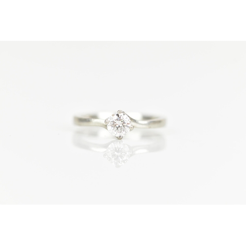 113 - A platinum diamond engagement ring, the brilliant cut diamond approx 0.4ct, clarity approx VS, colou... 