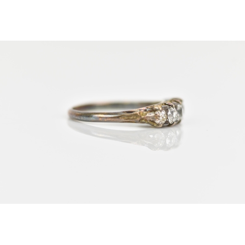 118 - A late Victorian/Edwardian five stone diamond ring, the brilliant cut diamonds in claw settings, lar... 