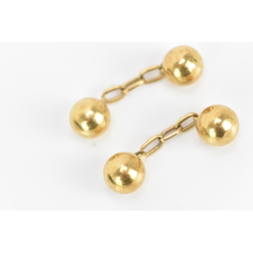 138 - A pair of 18ct yellow gold cufflinks, in the form of balls with chain links, stamped 18, combined we... 