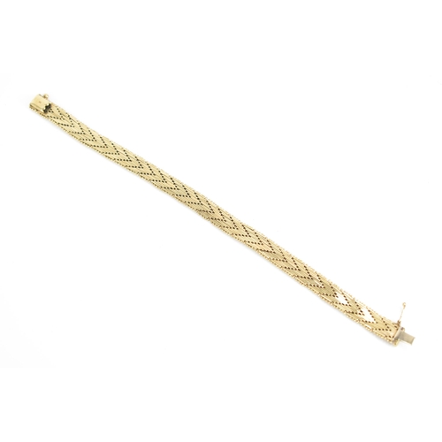 153 - A 9ct yellow gold riccio link bracelet, with an open box clasp, stamped 9K, 19.2cm, 19.7 grams
If th... 