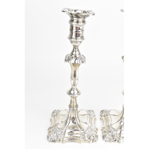 2 - A pair of George V silver candlesticks, by Goldsmiths & Silversmiths Co Ltd, hallmarked London 1913,... 