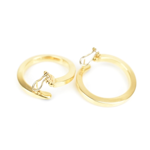 205 - A pair of 18ct yellow gold hoop earrings, each inset with a blue sapphire cabochon, stamped 750, 35.... 