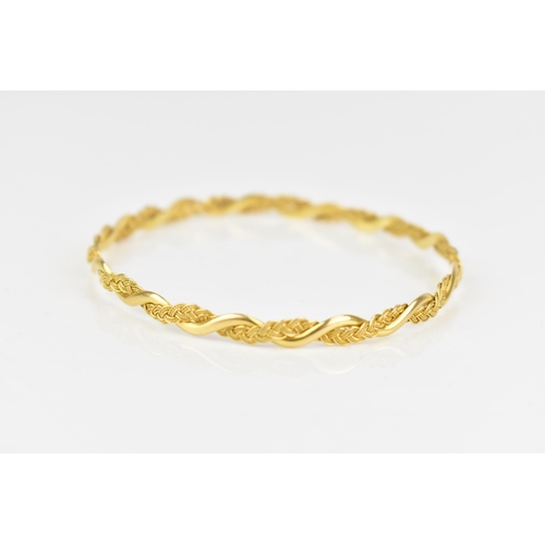 208 - An 18ct yellow gold bangle, cast as an entwined spiga style chain, stamped 18ct, approx 7cm inner di... 