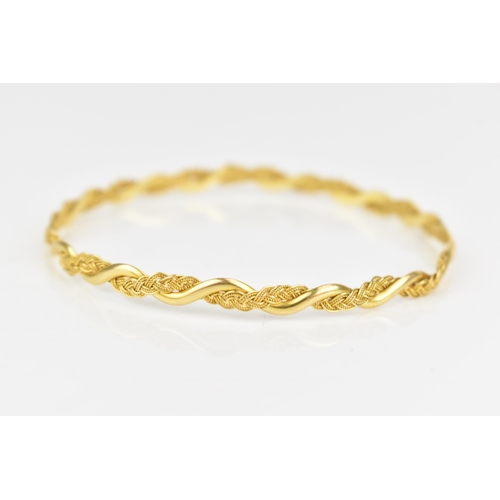 208 - An 18ct yellow gold bangle, cast as an entwined spiga style chain, stamped 18ct, approx 7cm inner di... 