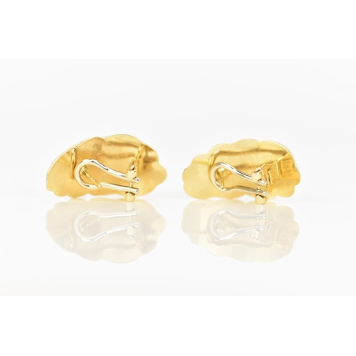 213 - A pair of UnoAErre 18ct yellow gold earrings, each with latch backs, stamped 750, 24.3mm x 13.5mm, 6... 