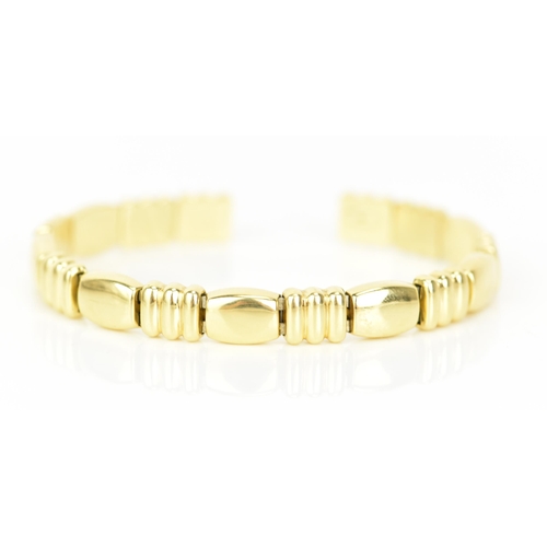 215 - An 18ct yellow gold bangle, expanding with seventeen links, 69mm x 55.5mm, stamped 750, 22.5 grams
I... 