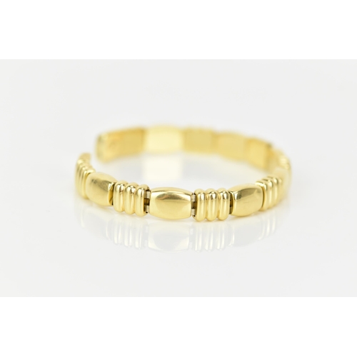 215 - An 18ct yellow gold bangle, expanding with seventeen links, 69mm x 55.5mm, stamped 750, 22.5 grams
I... 