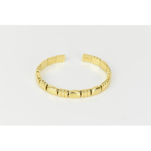 215 - An 18ct yellow gold bangle, expanding with seventeen links, 69mm x 55.5mm, stamped 750, 22.5 grams
I... 