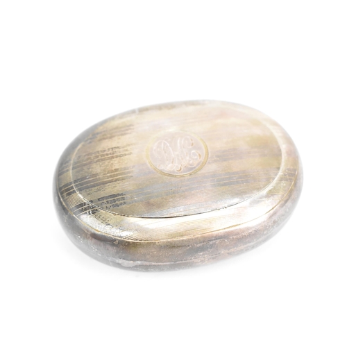 38 - A George V silver snuff box, hallmarked Chester 1919, of oval form, gilded interior, the lid with a ... 