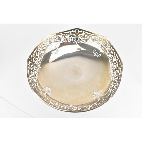 45 - A George V silver tazza, makers marks rubbed, hallmarked Sheffield 1923, havin a shaped rim with a p... 