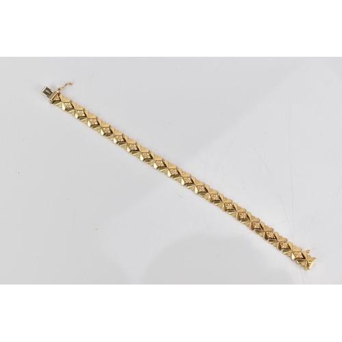 85 - An Italian UnoAerre 18ct gold fancy link bracelet, with an open box clasp, stamped 750, 18cm, 13.1 g... 