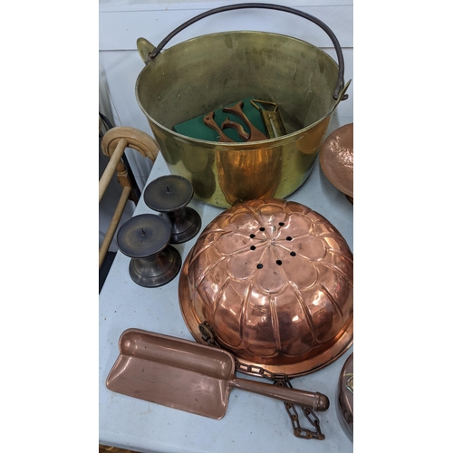 227 - A mixed lot of metalware to include a set of Victorian copper hanging pots, copper kettle and other ... 