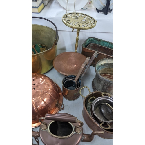 227 - A mixed lot of metalware to include a set of Victorian copper hanging pots, copper kettle and other ... 