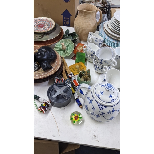 7 - A large mixed lot to include a Torquay biscuit barrel, African beaded objects, Sylvac ashtray, Deco ... 