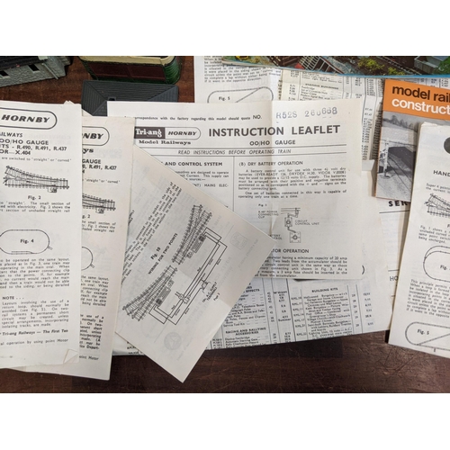 4 - Triang Hornby track and accessories to include an R. 576 tunnel, A duetter dual control unit, model ... 