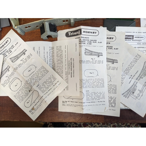 4 - Triang Hornby track and accessories to include an R. 576 tunnel, A duetter dual control unit, model ... 