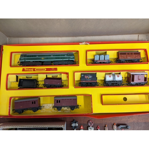 5 - Triang Hornby The Freightmaster boxed (completeness not guaranteed) some miniature road signs and si... 