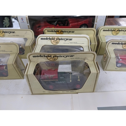 7 - Ten matchbox models of yesteryear along with a Maisot Jaguar XJ220 1:18, a Burago 1995 Ferrari, F50 ... 