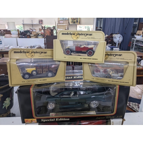 7 - Ten matchbox models of yesteryear along with a Maisot Jaguar XJ220 1:18, a Burago 1995 Ferrari, F50 ... 