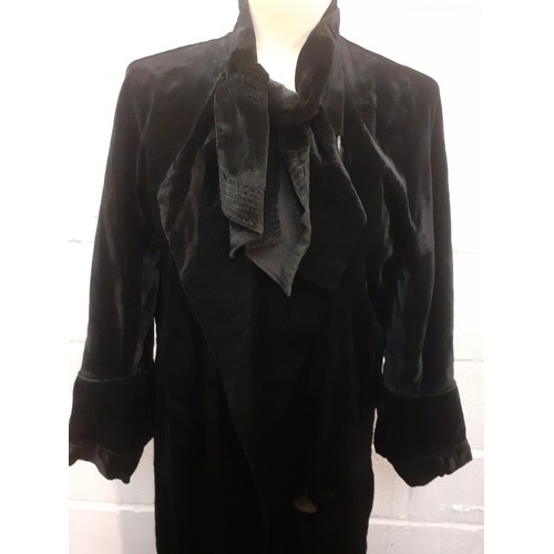 29 - An Edwardian Marshall & Snelgrove black velvet ladies evening coat with black silk lining having a r... 