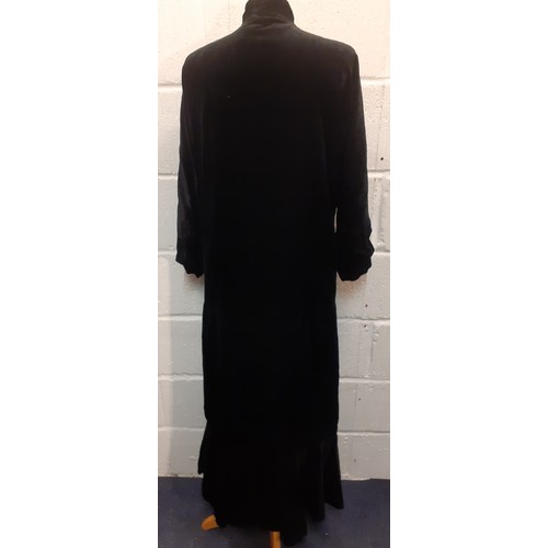 29 - An Edwardian Marshall & Snelgrove black velvet ladies evening coat with black silk lining having a r... 