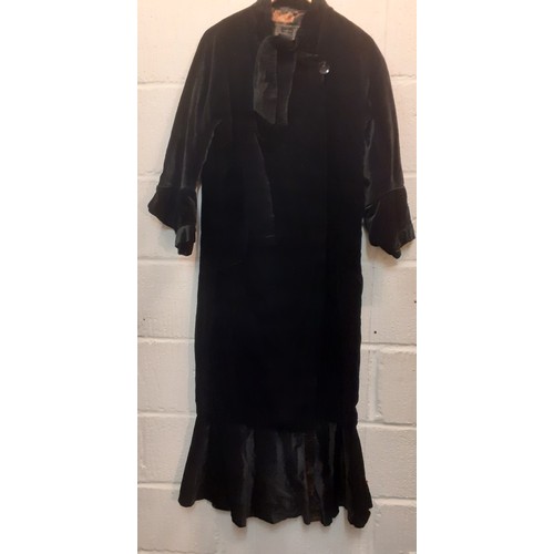 29 - An Edwardian Marshall & Snelgrove black velvet ladies evening coat with black silk lining having a r... 